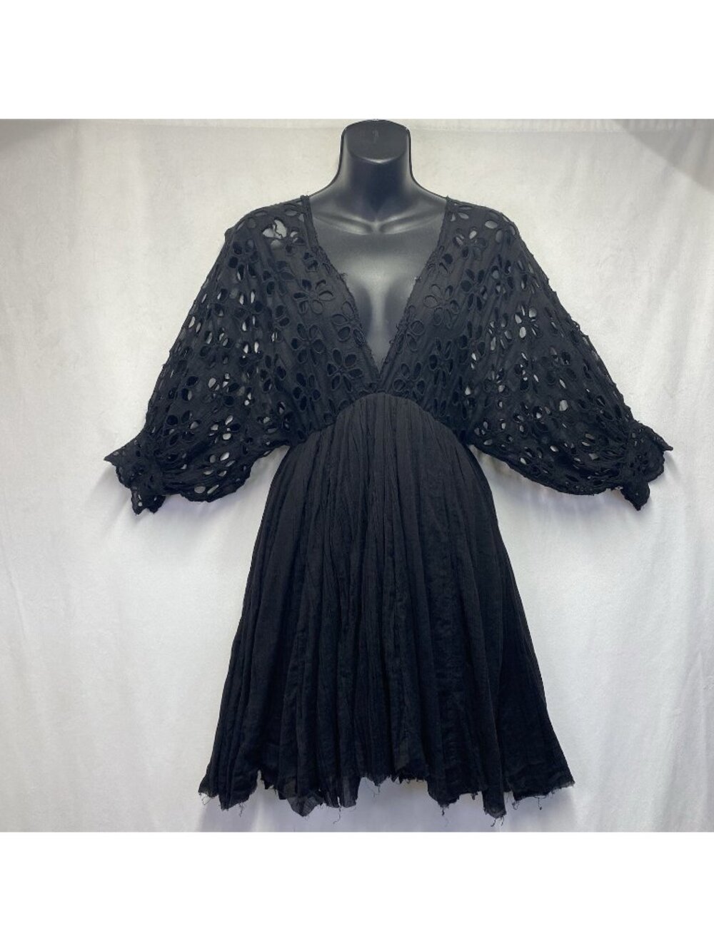 FREE PEOPLE One Bella Note Eyelet Babydoll Mini Dress Women Small Black V-Neck